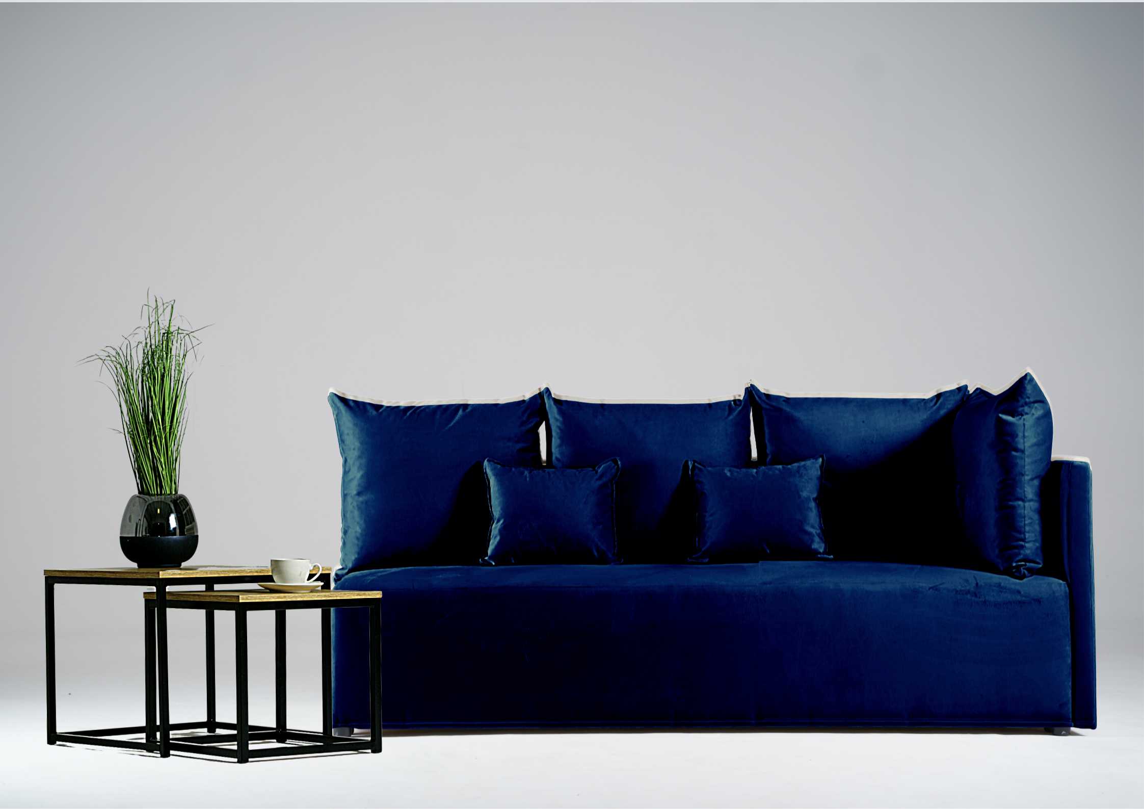 Granatowa sofa do salonu 